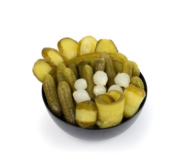 Siyah kasede izole edilmiş salatalık turşusu. salamura yiyecek, salamura sebze, turşu, salatalık turşusu beyaz arka plan manzaralı.