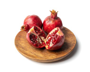 Nar yalıtılmış, Kırmızı Olgun Tüm Meyve Grubu, Grenadine İçindekiler Beyaz Arkaplanda Taze Tatlı Organik Narlar