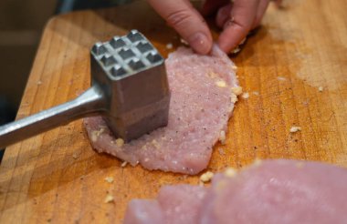 Eti yumuşat, döv, fileto yap, hindi göğsü pişir, ev yapımı şnitzel iç.