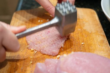 Eti yumuşat, döv, fileto yap, hindi göğsü pişir, ev yapımı şnitzel iç.