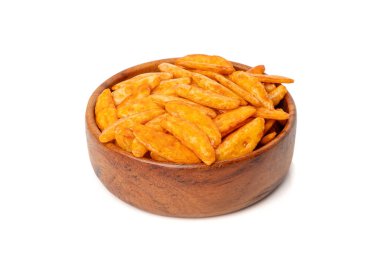 Senbei izole edilmiş, kaki no tane pirinç krakeri, Japon çıtır çerezi, sembei, okaki, Asya usulü pişmiş şeker, beyaz arka planda çıtır çıtır atıştırmalık yığını.