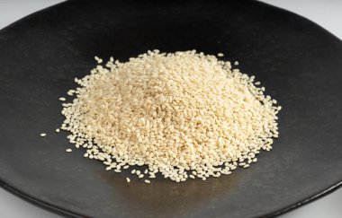 Kapalı tabakta susam tohumları, beyaz küçük benne taneleri, Susamum indium meyveleri kapanıyor