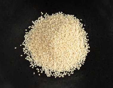 Kapalı tabakta susam tohumları, beyaz küçük benne taneleri, Susamum indium meyveleri kapanıyor