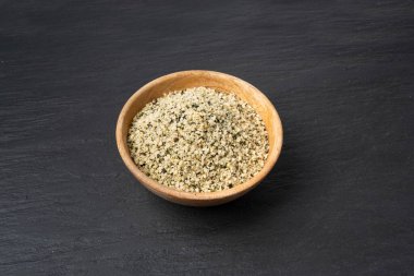 Kabuklu kenevir tohumları, soyulmuş kenevir taneleri, kabuksuz marihuana çekirdekleri, siyah arka planda yağlı protein kenevir tohumları.