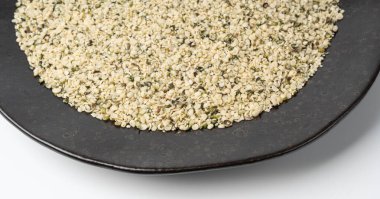 Kabuklu kenevir tohumu dokusu, soyulmuş kenevir taneleri deseni, kabuklu sancaksız marihuana çekirdekleri, bulanık yağ proteini kenevir çekirdekleri makro üst görünüm