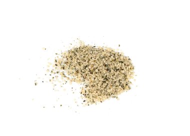 Kabuklu kenevir tohumları izole, soyulmuş kenevir taneleri kabuksuz marihuana çekirdekleri, beyaz arka plan görünümlü yağ protein keneviri tohumları yığını