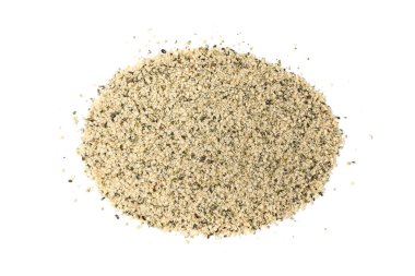 Kabuklu kenevir tohumları izole, soyulmuş kenevir taneleri kabuksuz marihuana çekirdekleri, beyaz arka planda yağlı protein kenevir tohumları yığını