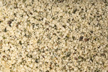 Kabuklu kenevir tohumu dokusu, soyulmuş kenevir taneleri deseni, kabuklu sancaksız marihuana çekirdekleri, bulanık yağ proteini kenevir çekirdekleri makro üst görünüm