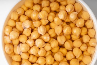 Sırılsıklam bezelye desenli arka plan, su kenarında civciv bezelyesi, şişmiş ıslak Cicer arietinum meyveleri, makro ham Bengal gram bakla hazırlama, garbanzo fasulyesi deseni, Mısır bezelye tohumu