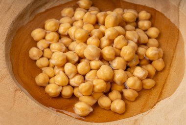 Sırılsıklam bezelye desenli arka plan, su kenarında civciv bezelyesi, şişmiş ıslak Cicer arietinum meyveleri, makro ham Bengal gram bakla hazırlama, garbanzo fasulyesi deseni, Mısır bezelye tohumu