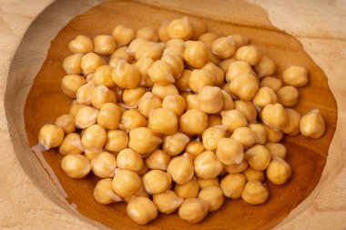 Sırılsıklam bezelye desenli arka plan, su kenarında civciv bezelyesi, şişmiş ıslak Cicer arietinum meyveleri, makro ham Bengal gram bakla hazırlama, garbanzo fasulyesi deseni, Mısır bezelye tohumu