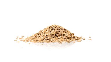 Hecelenmiş taneler izole edilmiş, çiğ çiğ, yuvarlanmış yulaf taneleri, buğday, yulaf ezmesi ya da kepek, müsli ya da beyaz arka planda izole edilmiş granola için arpa çavdar gevreği.