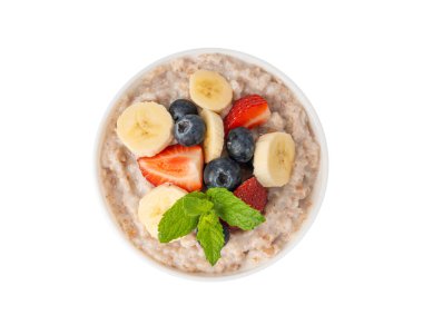 İzole edilmiş bir kasede pişirilmiş. Muz, çilek ve yaban mersinli yulaf ezmeli yulaf ezmesi, haşlanmış emmer ya da hecelenmiş sağlıklı tahıl gevreği. Pişmiş buğday, meyve ve müsli.