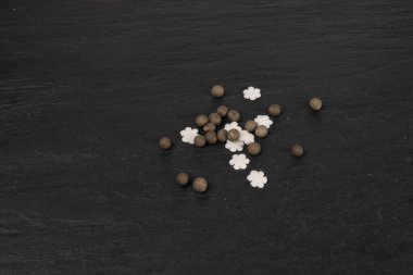 Beyaz Kar Tanesi, Dağınık Kar, Dekoratif Noel Yıldızları, Buz Xmas Dekorasyonu, Kış Şekerleme Şekerlemesi Siyah Arkaplan Üst Görünümünde Şekerleme