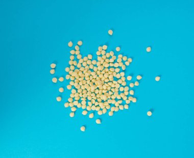 Beyaz çikolata parçaları, dağınık beyaz çikolata serpintileri, dekoratif kakao damlaları, Morsels, Kurabiye Dekorasyonu, Mavi Arkaplan Üst Görüş 'te Küçük Şekerleme Çipleri Parçaları