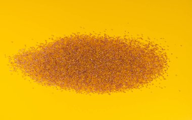 Şeker serpintisi, Altın Şeker serpintisi, Tatlı Kahverengi Gevrek Cilalı Süsleme, Renkli Şeker, Sarı Arkaplan Üst Görünümlü Çok Renkli Kristaller