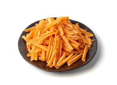 Kızarmış cips çubukları siyah tabakta izole, parmak ketçap aromalı patates cipsi, altın ayakkabı teli patates kızartması yığını, patates kızartması, kızarmış patates, beyaz arka planda patates kızartması.