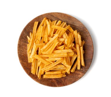 Kızarmış cips çubukları ahşap tabakta izole edilmiş, parmak patates cipsi, altın ayakkabı teli patates kızartması yığını, patates kızartması, kızarmış patates, beyaz arka plan manzaralı patates kızartması.