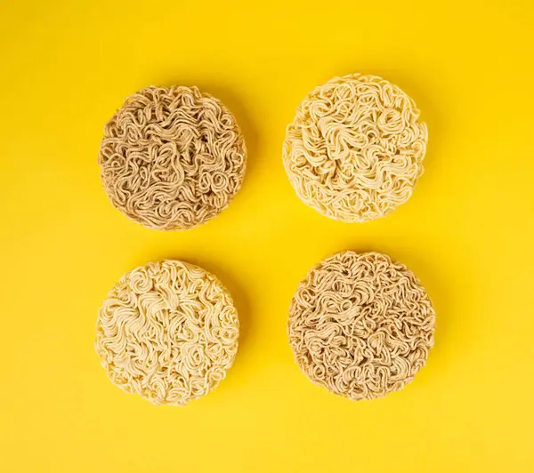 Çiğ Şehriye, 4 Kuru Yuvarlak Ramen Erişte Seti, Pişmemiş Kore Vermicelli, Hızlı Çin Çavdar ve Buğday Makarnası, Sarı Arka plan Üst Görünüm Düz Yatay Makarna