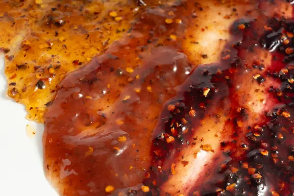 Kırmızı biberli reçel, kırmızı biberli reçel, reçelli reçel, baharatlı meyve jölesi meyveli konfeksiyon lekesi, sarı lekeli desen, reçel desenli arka plan.