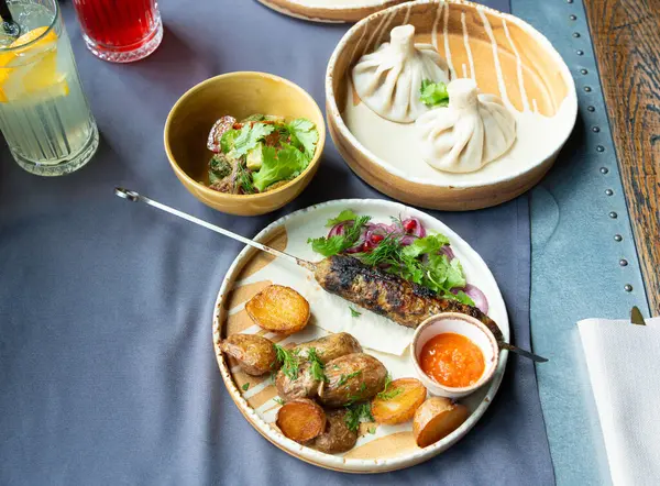 Gürcistan lula kebap tabağı. Barbekü şiş, geleneksel barbekü tabağı fırında patates ve salata. Izgara souvlaki, kıyma kebap, sofrada koyun eti lula, şişte ızgara kuzu.