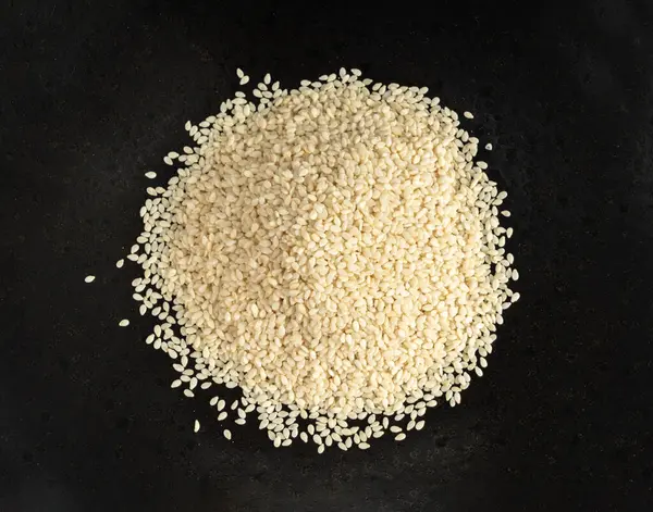 Kapalı tabakta susam tohumları, beyaz küçük benne taneleri, Susamum indium meyveleri kapanıyor