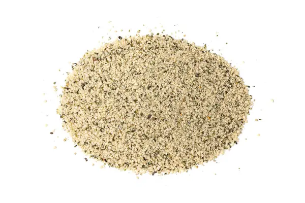 Kabuklu kenevir tohumları izole, soyulmuş kenevir taneleri kabuksuz marihuana çekirdekleri, beyaz arka planda yağlı protein kenevir tohumları yığını