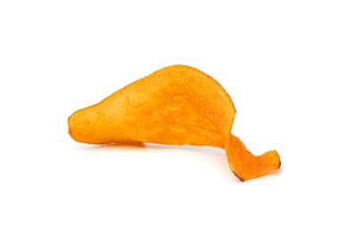 Kuru patates cipsi izole edilmiş, kurutulmuş kırmızı sebze, sağlıklı çıtır çıtır gevrek, portakal rengi Ipomoea batatas kökü kökü, beyaz arka planda kurutulmuş kızarmış tatlı patates.