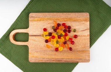 Meyveli şeker yığını, vejetaryen çiğneyen marmelat hapları, jelibon yığını, beyaz arka plan görünümlü renkli jelatin şekerler.