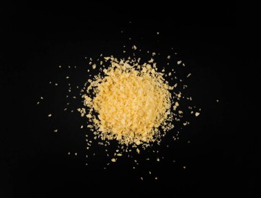 Ekmek kırıntıları, dağınık ekmek kırıntıları, nugget için ezilmiş rusk ekmek kırıntıları, siyah arka planda panko.