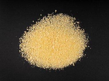 Ekmek kırıntıları, dağınık ekmek kırıntıları, nugget için ezilmiş rusk ekmek kırıntıları, siyah arka planda panko.