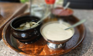 Vietnamlı sosları bir sokak restoranının yakın çekiminde masanın üzerine bırakılmış. Mayonez, sarımsaklı sos, domates acı biber sosu ve bulanık arkaplanda soya sosu.