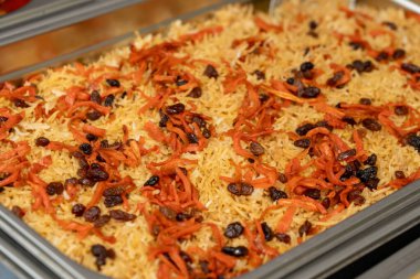 Kabuli Pulao, Afgan mutfağı Pilaf ile, Pilau sokak büfesinde, geleneksel Afganistan Pilaw ile Barberry ve sebzeler sokak pazarında