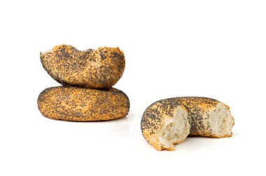 Kırık Gelincik Tohumu Bagel İzole Edilmiş, Yuvarlak Ekmek Ekmek, Kahvaltı için Poppyseed Buğday Fırını, Beyaz Arkaplanda Düz Çember Simitli Ekmek Parçaları