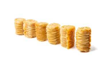 İzole edilmiş Rolled Baklava, Assabee Ramazan Çöreği, Doğu Tatlı Filo Pastaları, Türk Balı Baklawa Rolls, Geleneksel Doğu Çölü, Beyaz Arkaplanda Baklava Parçaları