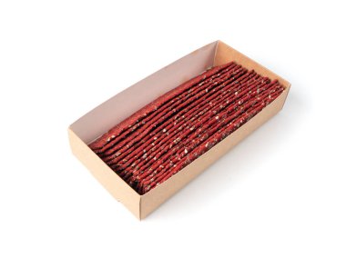 Kutuda pancar krakerleri izole edilmiş, ince pancar kökü ekmek paketleme kabı, kırmızı diyet çoklu tahıllı çıtır ekmek, çeşitli tohumlar tam tahıllı çıtır ekmek, beyaz arka planda uzun kraker