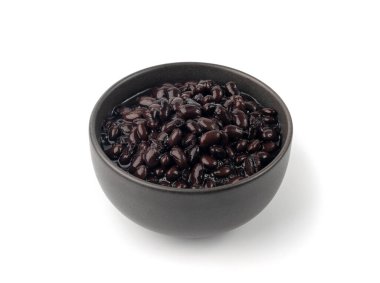 Siyah fasulye, pişmiş fasulye yığını, fırında bakla, konserve fasulye, kara rajma, Fas vulgarisi, beyaz arka planda legüminöz salata malzemesi.