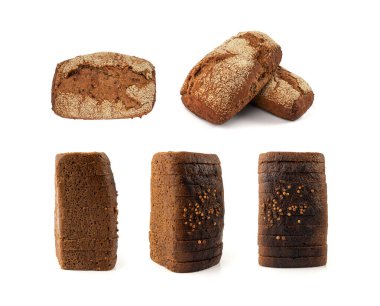 Siyah çavdar ekmeği soyutlanmış, koyu kahverengi dilimlenmiş ekmek, ekşi borodinsky rugbrod kare dilimleri ve beyaz arka planda kişniş otu.