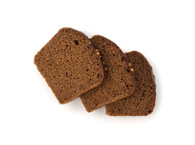 Siyah çavdar ekmeği soyutlanmış, koyu kahverengi dilimlenmiş ekmek, ekşi borodinsky rugbrod kare dilimleri ve beyaz arka planda kişniş otu.