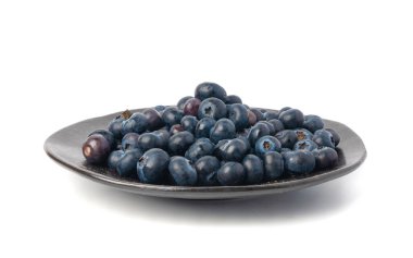 Yabanmersini tabağı izole edildi. Taze böğürtlen meyveleri, beyaz arka planda böğürtlen grubu, olgun yaban mersini ya da böğürtlen yığını, tatlı tatlı yaban mersini yan görünümü