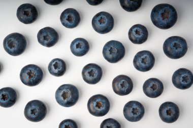 Yabanmersini dokusu arka planı. Taze böğürtlen desenli dut kağıdı, kopyalama alanı olan dut kağıdı, olgun yaban mersini ya da böğürtlen modeli, tatlı tatlı yaban mersini şablonu