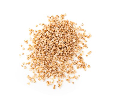 Haşlanmış karabuğday yığını, pişmiş buğday taneleri, parçalanmış lapa, dağınık aşçı, beyaz arka planda kesilmiş karabuğday.