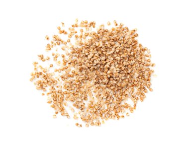 Haşlanmış karabuğday yığını, pişmiş buğday taneleri, parçalanmış lapa, dağınık aşçı, beyaz arka planda kesilmiş karabuğday.