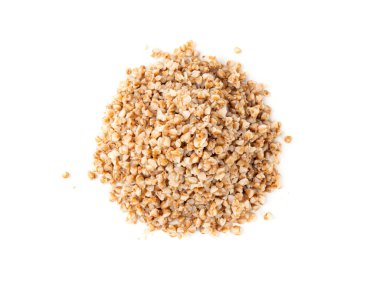 Haşlanmış karabuğday yığını, pişmiş buğday taneleri, parçalanmış lapa, dağınık aşçı, beyaz arka planda kesilmiş karabuğday.