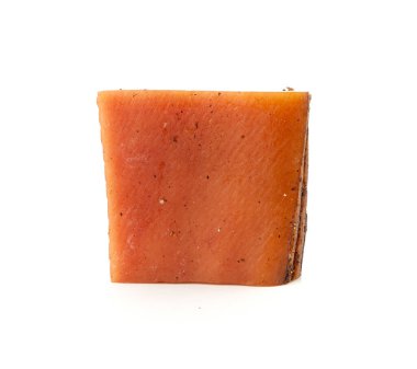 Haşlanmış karbonara domuz eti, çiğ füme domuz pastırması, çizgili et dilimleri, beyaz arka planda taze ince dilimlenmiş pastırma.