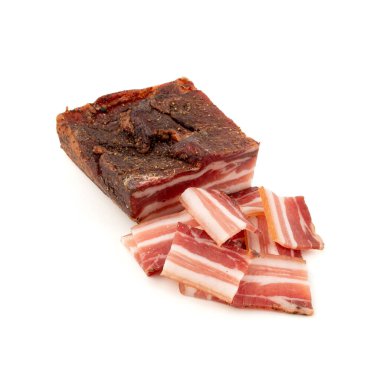 Haşlanmış domuz eti, çiğ füme domuz pastırması, çizgili göğüs eti dilimleri, beyaz arka planda taze ince dilimlenmiş pastırma.
