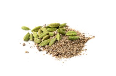 Kakule öğütülmüş kakule tohumları, yeşil kardamon, kardamon meyveleri, kardamum baharat tozu, kakule baharatı, beyaz arka planda kurutulmuş Nepal kakule tohumları.