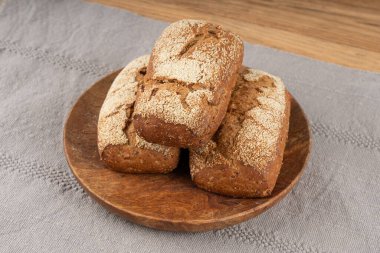 Kepekli tam buğday ekmeği, fitness kabaklı havuçlu çörekler tohumlu tahıllı ekmekli çavdar ekmeği.