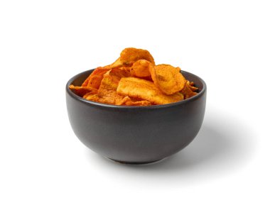 Kuru havuç cipsi kasede izole edilmiş, kurutulmuş kırmızı sebze, sağlıklı çıtır çıtır çıtır gevrek, portakal kökü parçaları ve patates cipsi, beyaz arka planda kurutulmuş bol yağda kızartılmış havuç yığını