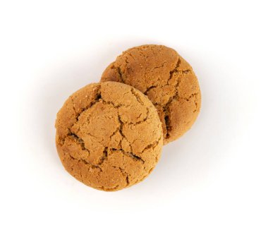 Çikolatalı kurabiyeler, izole edilmiş, kahverengi yuvarlak bisküviler, beyaz arka planda kırılmış tatlı kakaolu pasta.